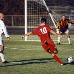 fotógrafo de fútbol capturando partido