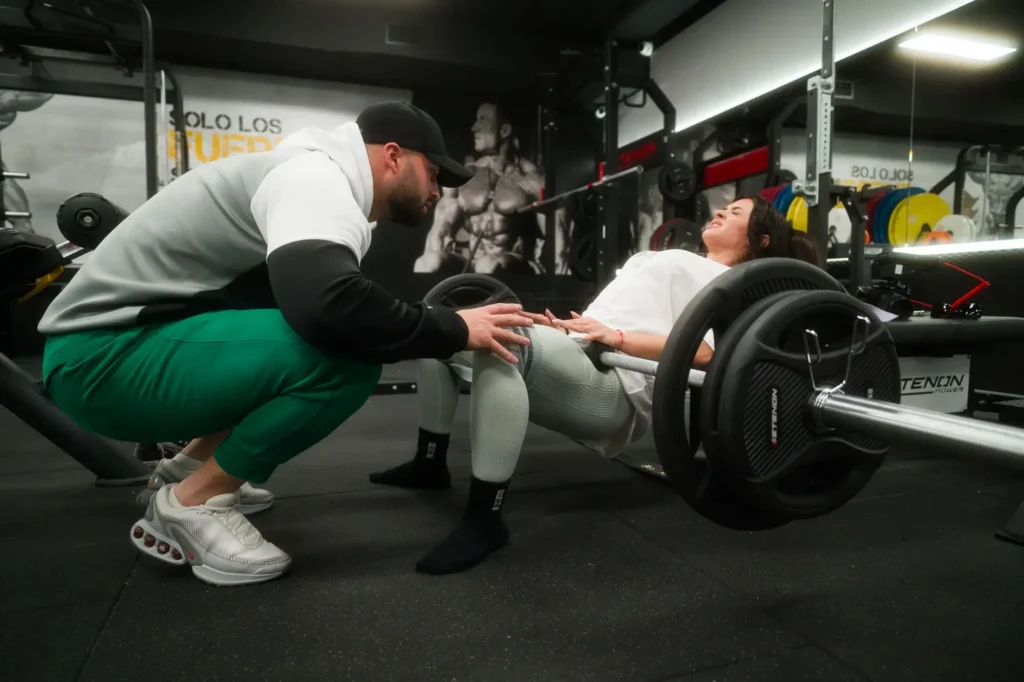 Sara Gabriele Pereira mostrando su definición muscular y simetría en el gimnasio.