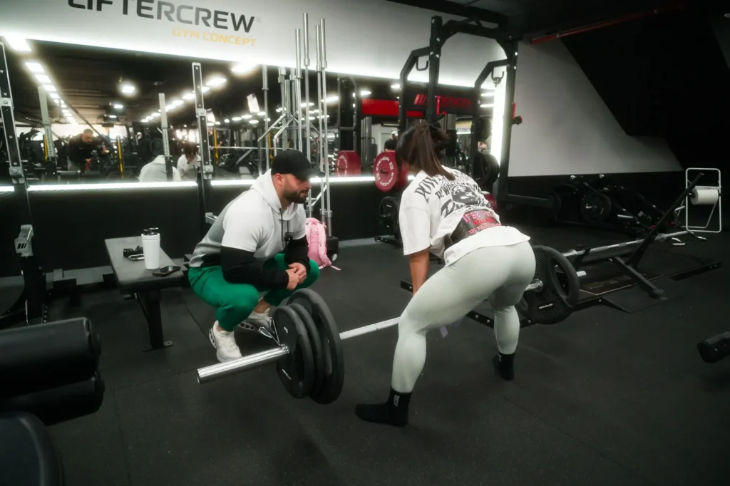 Sara Gabriele Pereira concentrada durante su entrenamiento en el gimnasio.