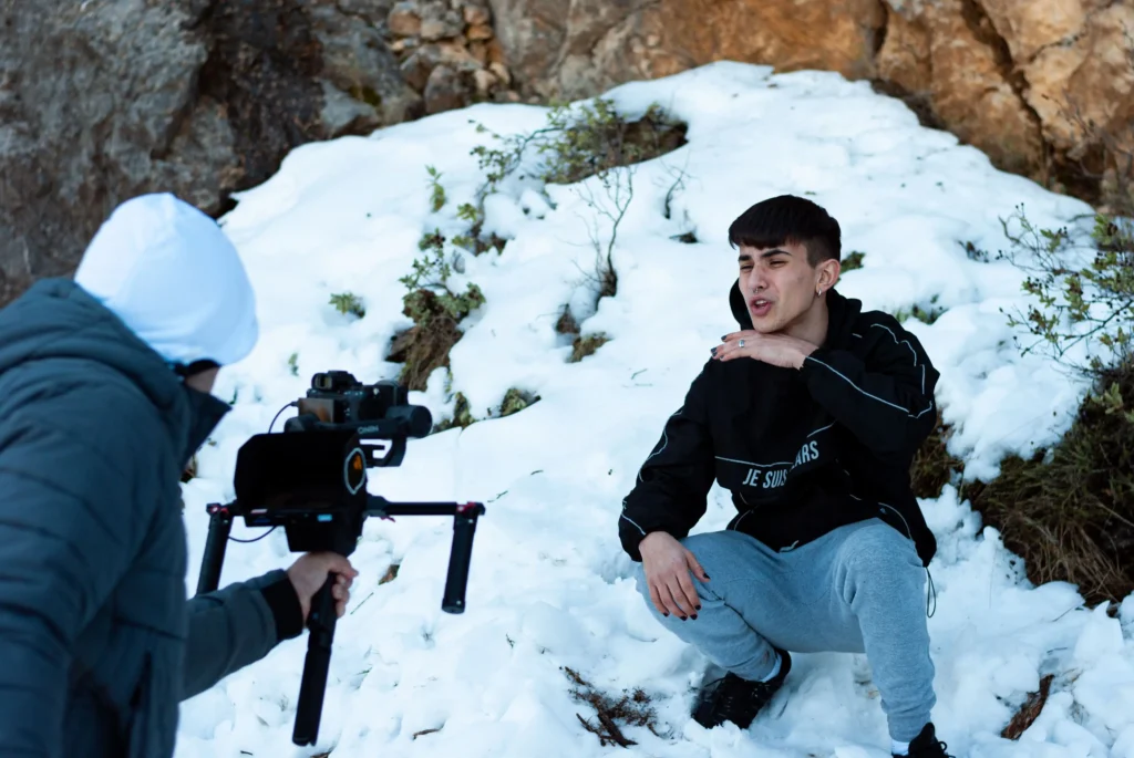 Grabando en la nieve con mi equipo de filmación, capturando imágenes en un entorno invernal.